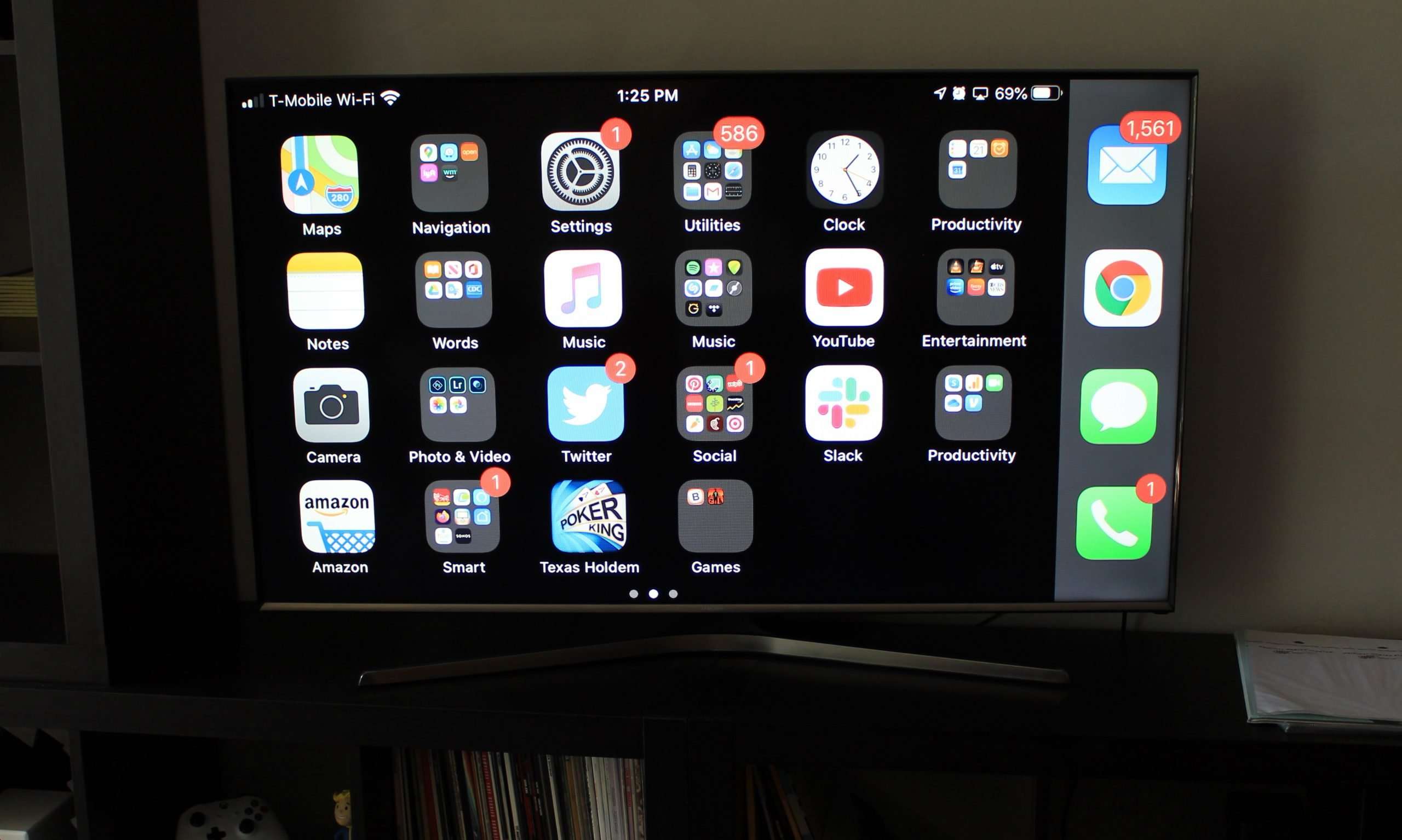 How to Mirror Your iPhone to a TV : HelloTech How
